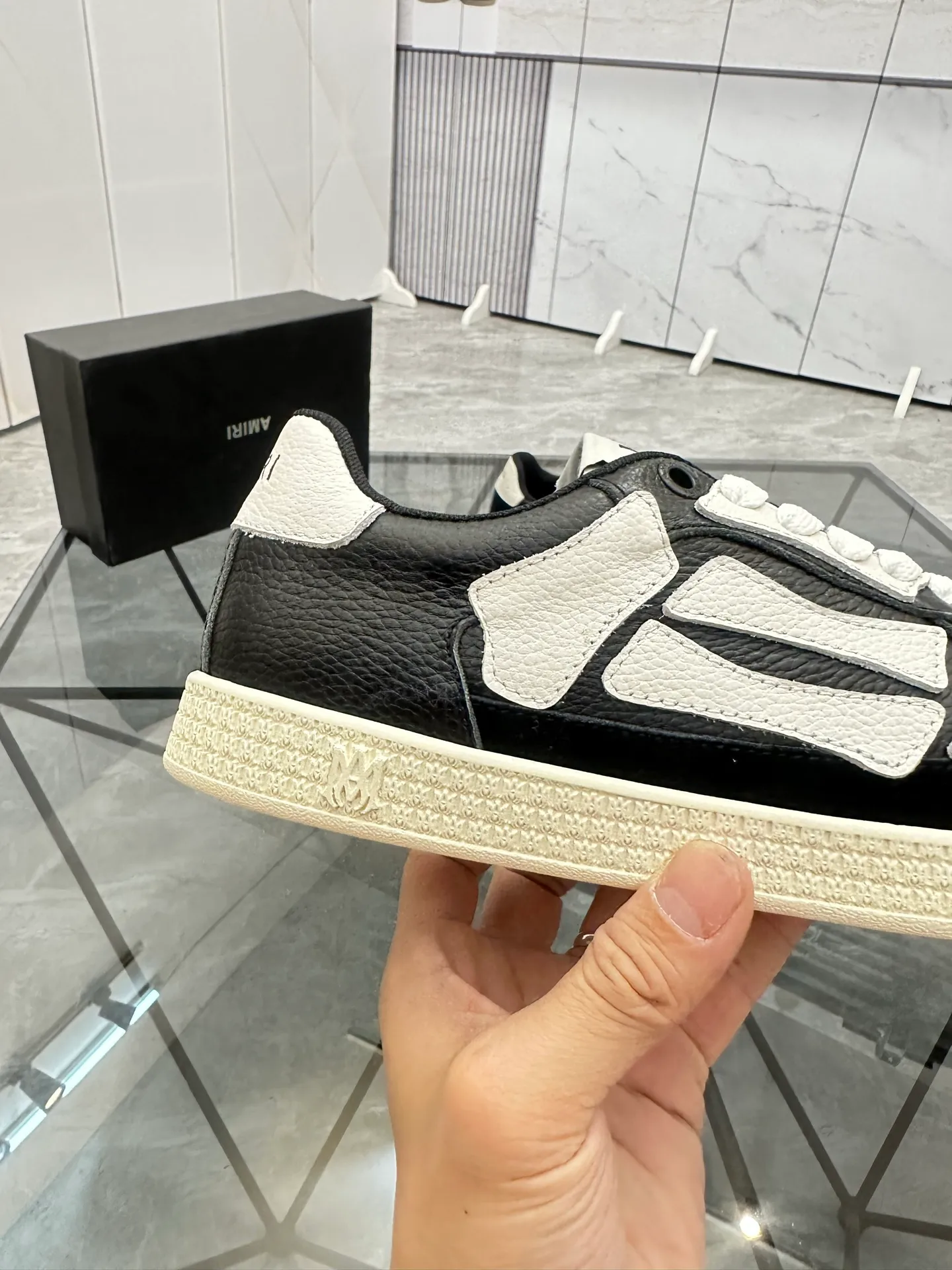 Men's shoes: 💰P420¥ Product trademark: AMIRI* "Amir*" low-top casual shoes Regular size: 38-45 (can be customized to 46) Product material: imported nubuck leather upper, breathable lining, original outsole. Number: 001